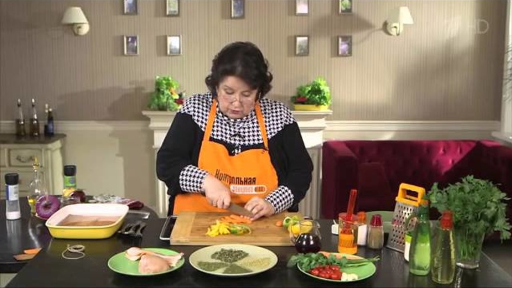 Куриная грудка в беконе с овощами, видео рецепт для духовки